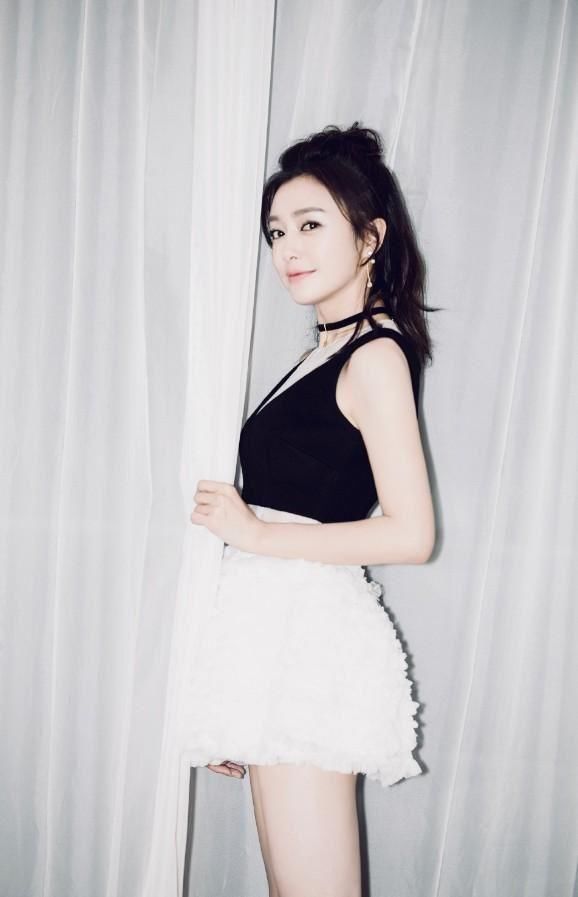 秦岚高挑秀腿，细腰长腿对比之下，蒋欣“娘娘”地位不保！