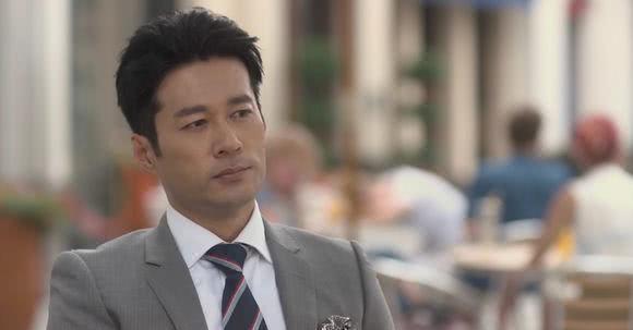 他放弃设计师高薪转行当演员,十年没人关注,不