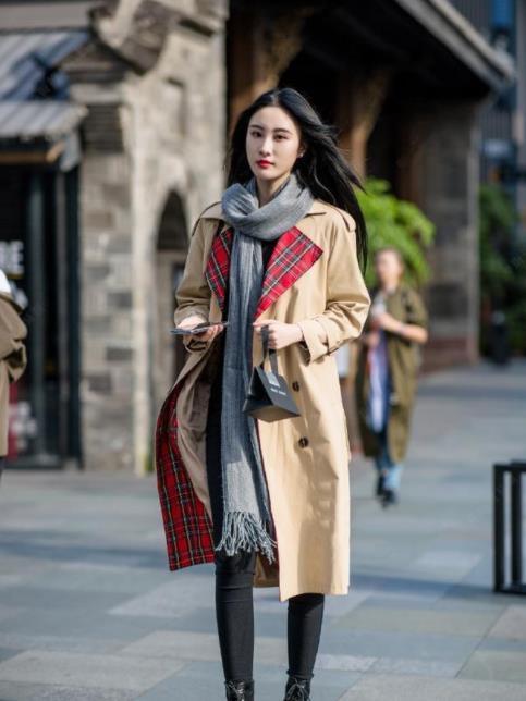 #魅力四射#吊带上衣的小姐姐,魅力四射,散发出不一样的品味