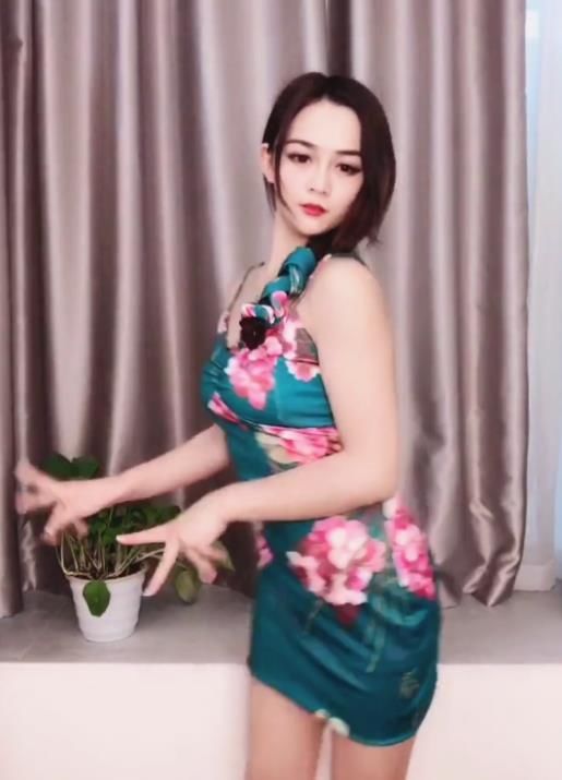  穿搭|精致美女娇艳惊人，美到让人移不开眼睛，更加有格调！