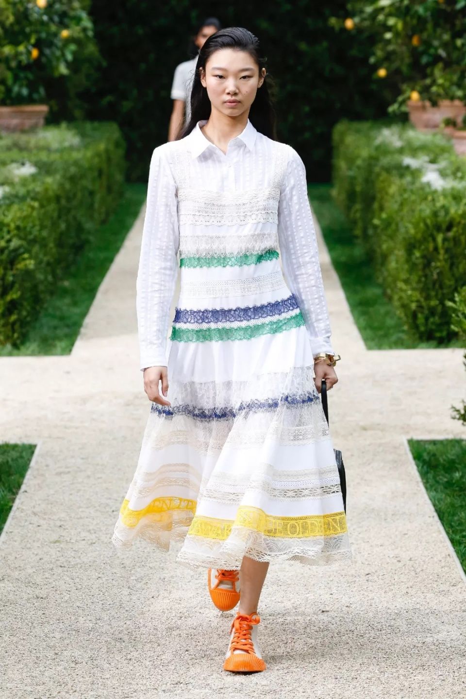 娜扎预测黄铜包边帆布鞋将成爆款，Tory Burch把浪漫融入运动风!