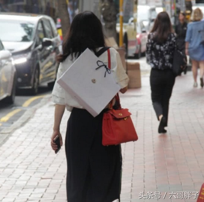 郭晶晶身边没保镖也没保姆 素颜独自逛街接地气，你们喜欢吗?