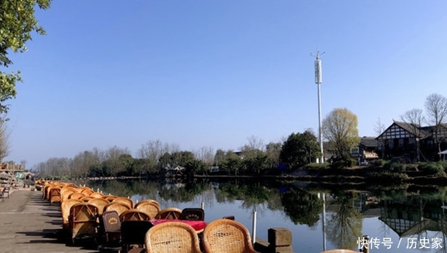 一座2000多年的村西古镇，里面古榕树树冠20余米宽，美食也不少！