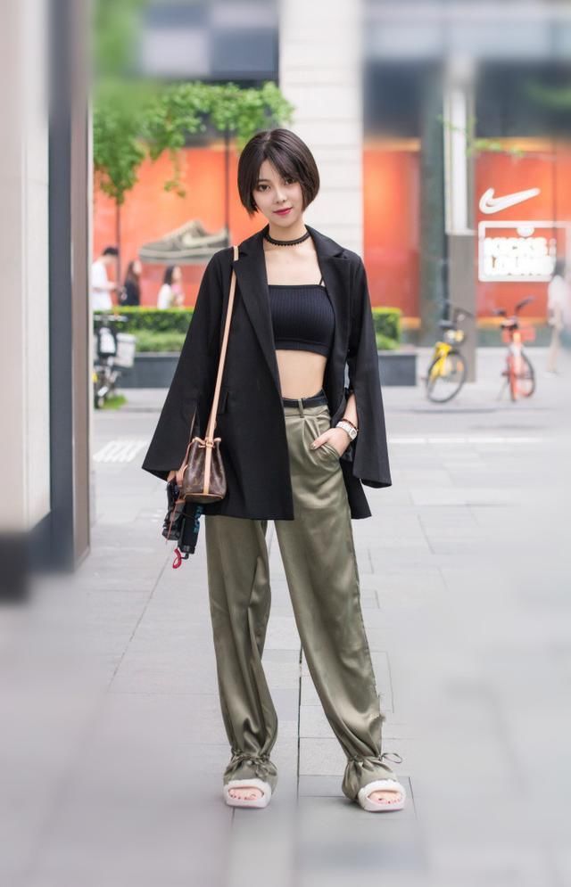 街拍 小姐姐这样的坐姿拍照很撩人 如果裙子短一寸怎么样?