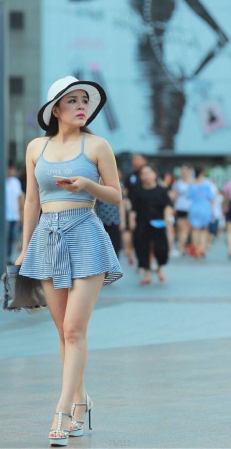 微胖熟女紧身裹胸裹出国际圈，完美的身材太有视觉冲击力了