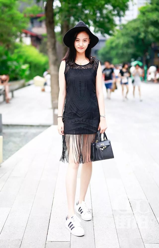 街拍:小姐姐清新靓丽乖巧十足，真是美腿女神!