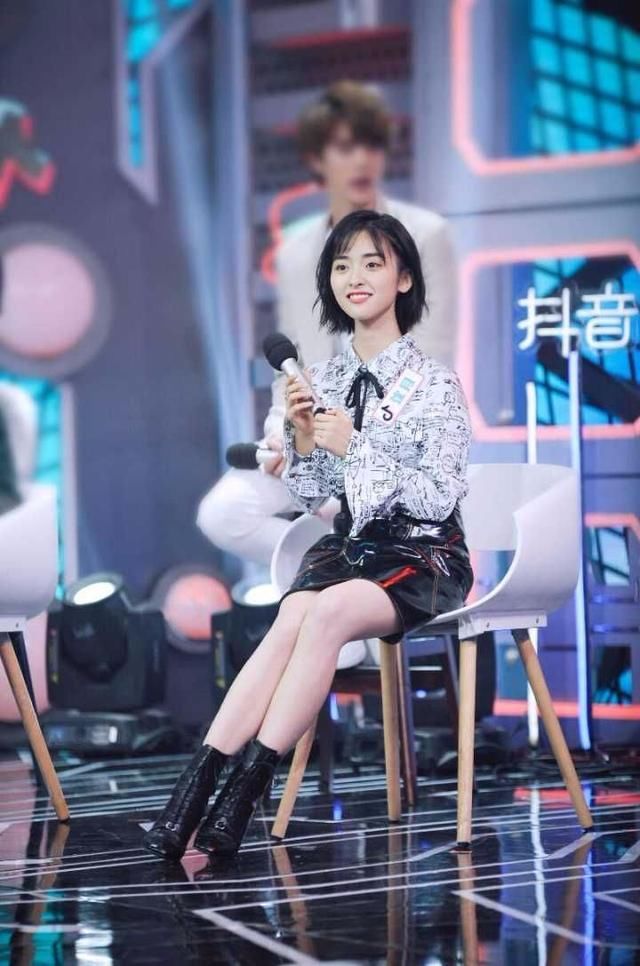 沈月《流星花园》造型被吐槽，穿搭土气又显矮，剧外却判若两人