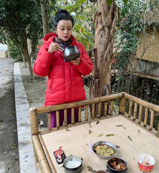  『坐在』刘晓庆近照曝光，67岁的她满头白发，坐在路边端着大盆吃饭！