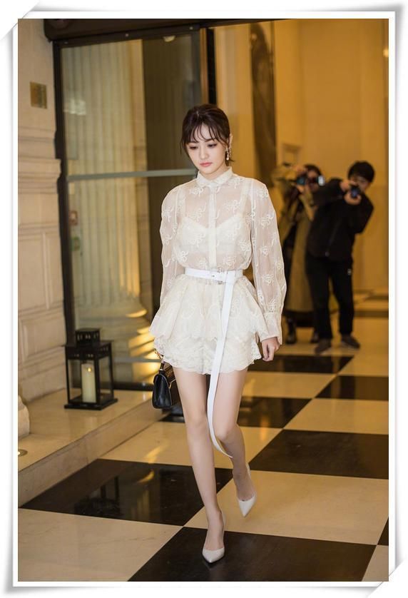 徐璐为秀腿真拼！穿一条看不见的短裤就出门，网友：还怎么交男友