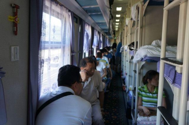 乘务员提醒：乘坐火车卧铺时，睡觉最好不要头朝着窗，不然会吃亏