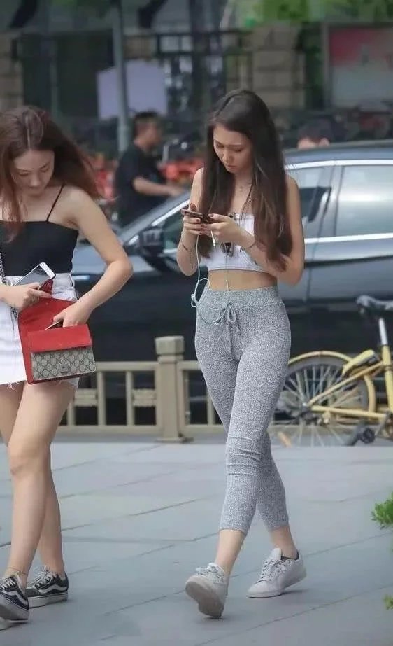 气质小姐姐，紧身服装作为当下最流行的服装