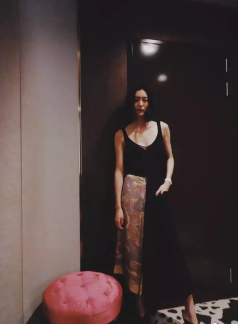 刘雯穿半透明吊带连衣裙露出内衣，网友:谁说刘雯不适合玩性感?