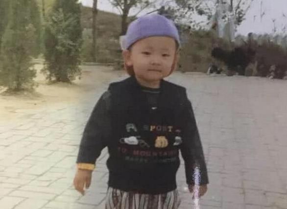 邓伦曝光童年照,打破整容谣言,网友:人家从小帅到大!