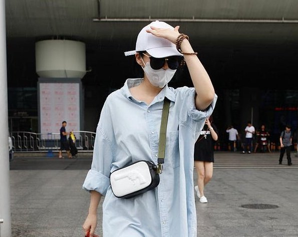 49岁蒋雯丽，49岁许晴，两人机场近照曝光，画风竟如此尴尬