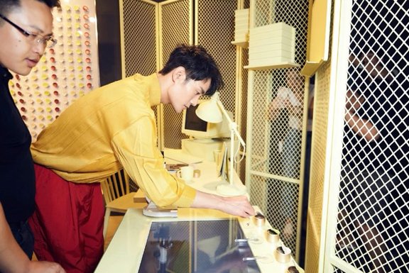 王凯亲体验“活色茶香”下午茶，爱上现代派中国茶