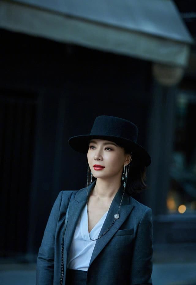 衣摆塞进@身穿灰色西装搭配黑色礼帽，优雅又干练，陈数的气质很难有人超越