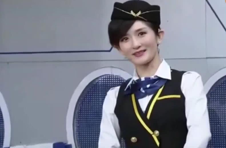 杨幂和王鸥同穿空姐装,谁更像真正的空姐?最后