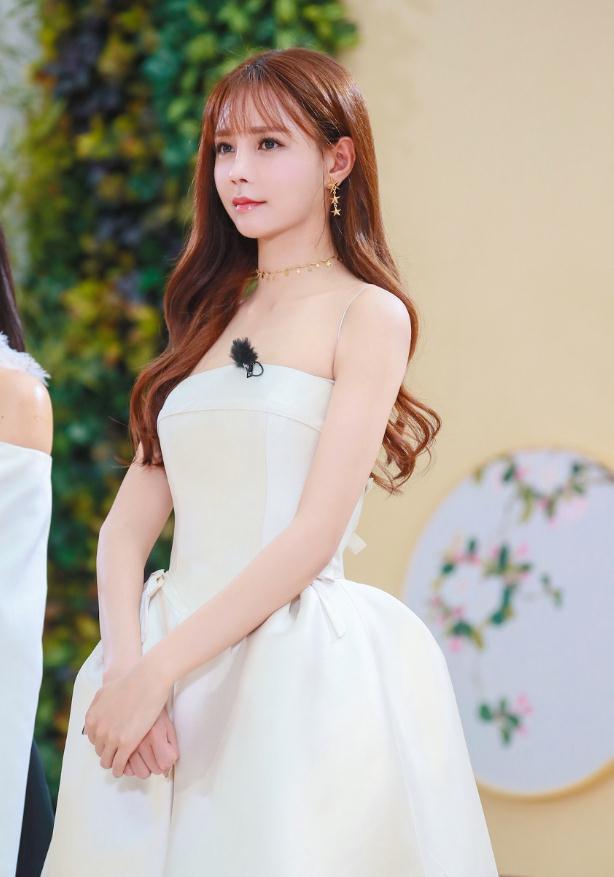 沈梦辰身高170不是盖的，不穿裤子露出的长腿，真Skr逆天了！