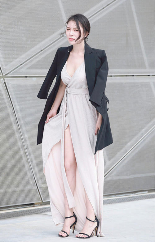 街拍，穿热裤的小姐姐颜值爆表，大长腿迷人，回萌一笑百媚生