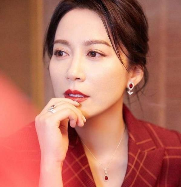  『气质』女人50岁以后尽量少戴这3种首饰,没气质还显俗气,尤其最后一种