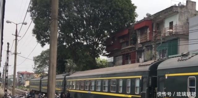 实拍中国开到越南的火车，看看是什么样，你坐过吗