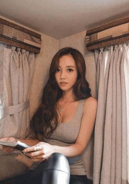 女人怎样穿紧身裤都不会错，穿身上舒服凉爽，展现女性婀娜身形