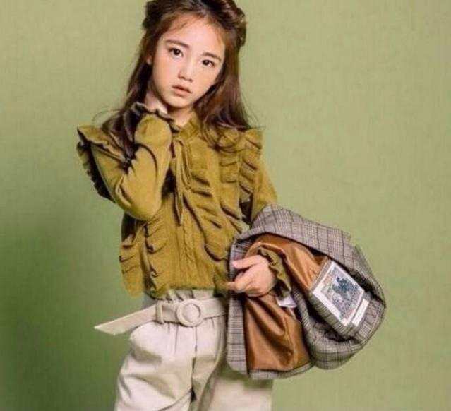 她7岁开始化妆, 8岁骨骼停止生长, 长相停留在14岁, 五官很精致