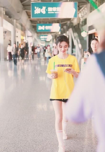 鞠婧祎机场终于好好穿裤子了，76斤“秒变”86斤，早就该这样穿