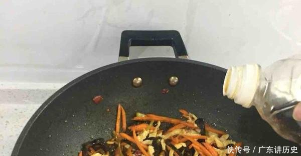  洗好备用：四川传统美食，鱼香肉丝，秋季吃饭的必选，隔三差五吃一次！