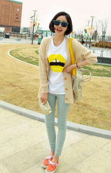 紧身裤谁穿谁靓，细节上很有亮点，凸显性感成熟气质！