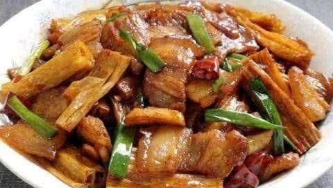  #腐竹#美食推荐：五花肉炒腐竹，干煸鱿鱼须，蚝油嫩豆腐，肉丝尖椒