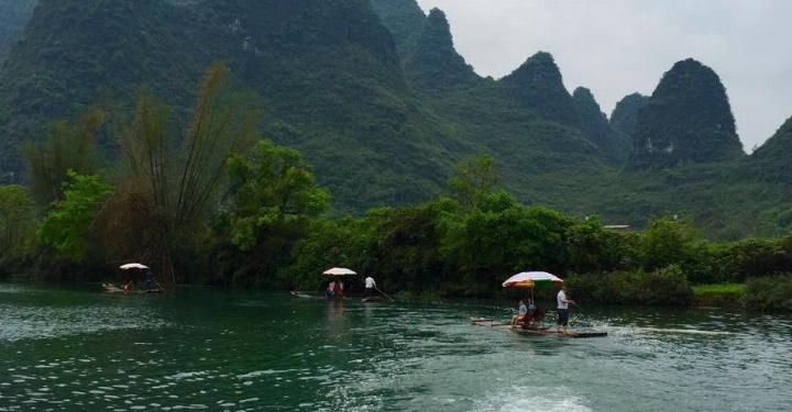 桂林阳朔遇龙河竹筏, 游客不给小费, 船工把竹筏撑得飞快!