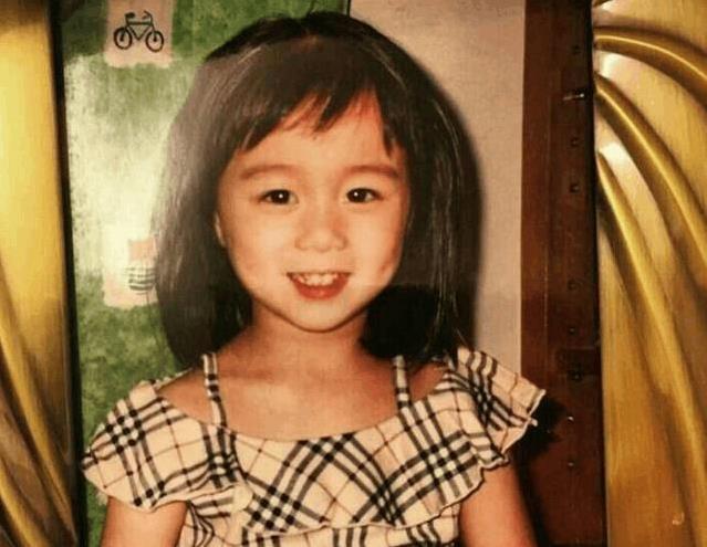 『何超欣』爸爸比自己老78岁,一出生就身家上百亿,如今19岁颜值超高