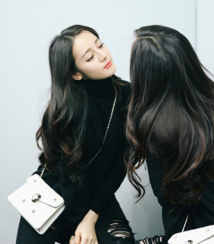 细看迪丽热巴的袖子还在！但她裸色长裙上的人影是她心中的王子？