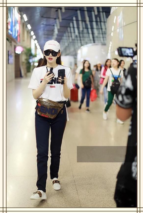 戚薇闪现机场，T恤配运动裤超休闲，但网友注意力全在她手机壳上