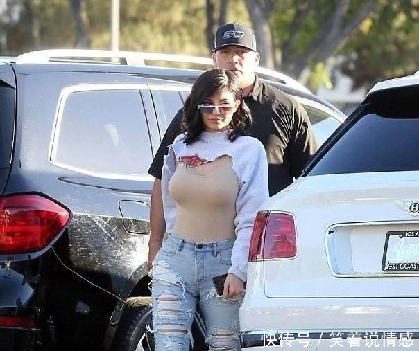 现在的时尚就是出街只穿一块布, 卡戴珊这衣服烂的让粉丝心疼!