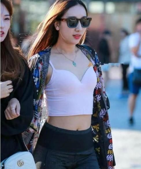 街拍，高颜值小姐姐教你真正的美，让人目不转睛