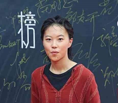 王菲女儿出席活动！奇葩裤子不伦不类，网友这也是时尚？