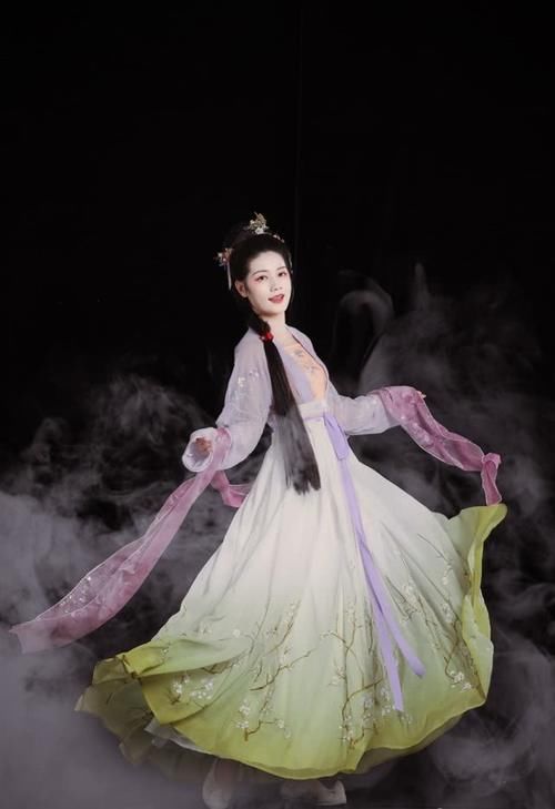  『整套衣服』全网最火“下半身”配色惊艳的汉服，普通服装都不敢这样配