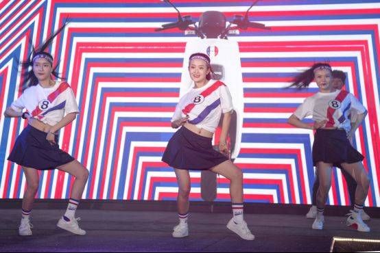 爱玛电动车蓝白红3色玩转英伦风 风靡大半个明星圈