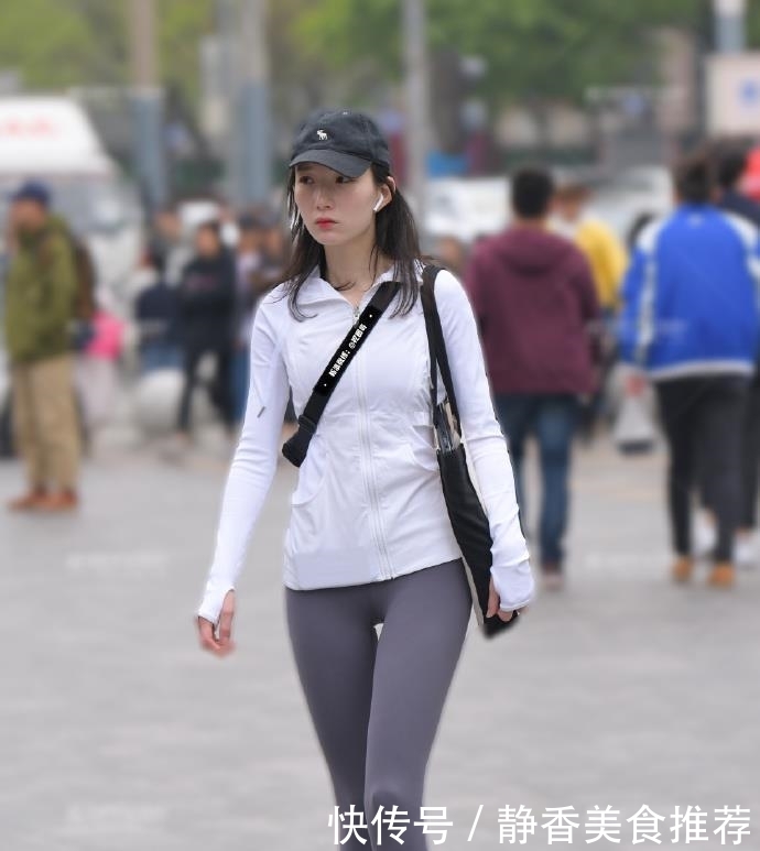 『拍摄』淡紫色紧致瑜伽裤街头拍摄,勾勒出完美腿型!