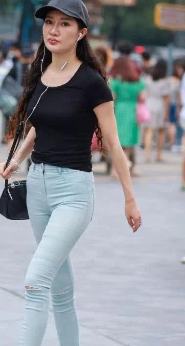 气质小姐姐蓝色紧身牛仔长裤，尽显极致紧绷翘臀，走在街上十分吸