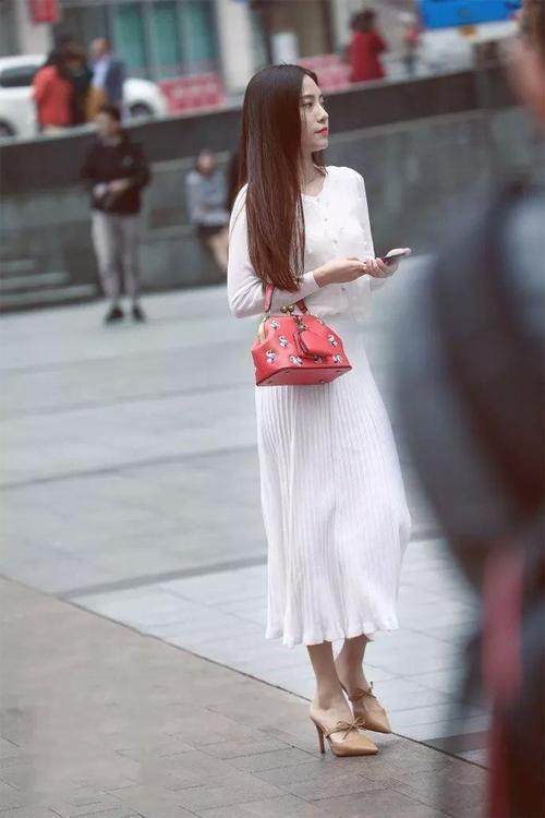 街拍姑娘：身材高桃，气质有型，具有都市女孩的时尚魅力！