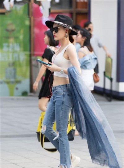 小美女|街拍:小美女凹凸有致的身材,搭配露肩紧身裙,美艳吸睛
