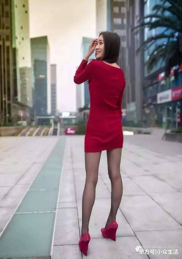 街拍:步行街上的妙龄小姐姐，黑丝袜配细高跟凸显强烈的质感