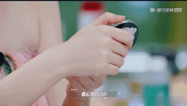  『家里』有些人表面说不爱美，却在家里偷偷“抄作业”