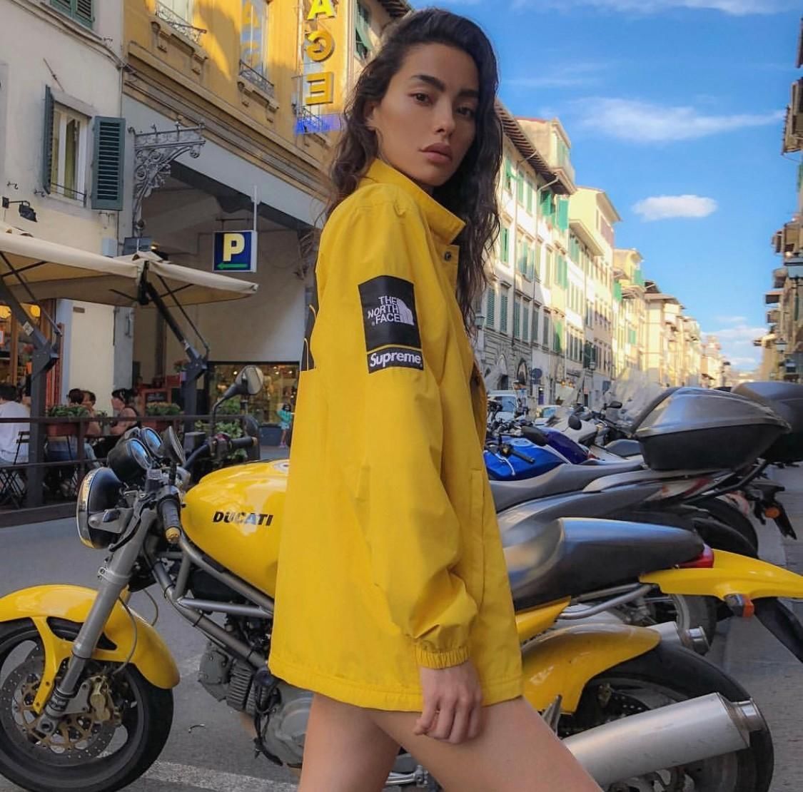 不爱穿Bra和裤子的潮流女神，让人看了就血脉喷张!