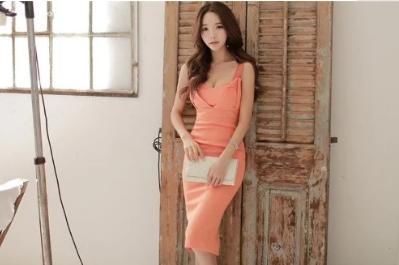 包臀裙这样搭配美美的，足够被你吸引了，好身材也一览无余