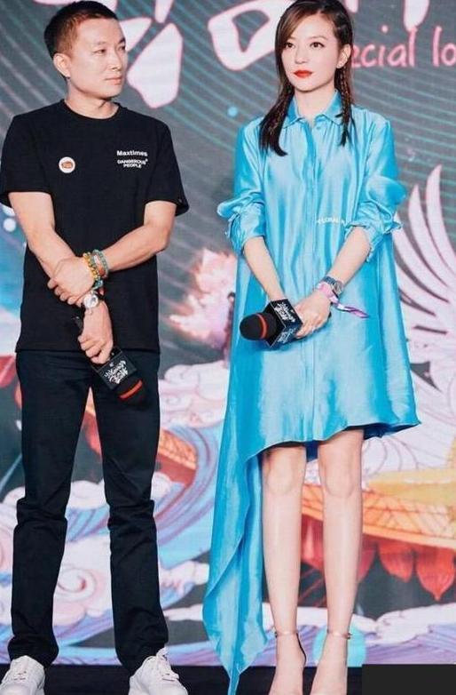 赵薇为了美, 剪掉一半裙摆来秀腿, 网友: 真想把另一半也给剪掉