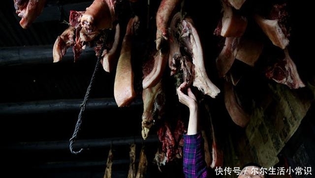  「儿子」农村老农杀年猪2头，做成600斤腊肉，只为城中儿子过年